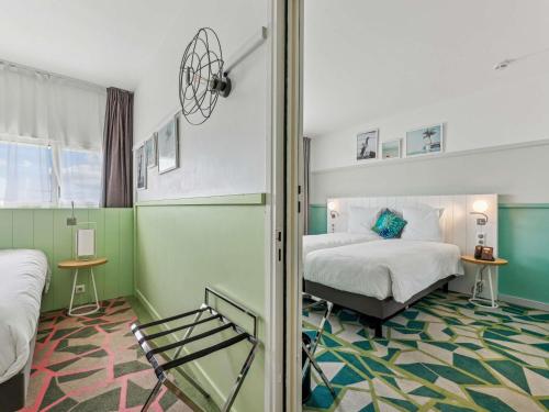 Habitación Doble Estándar con litera del hotel Mercure Orly Airport. Foto 2