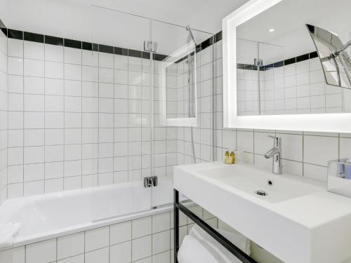 Habitación Estándar - 1 cama doble y 1 individual del hotel Mercure Orly Airport. Foto 4
