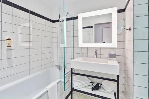 Habitación Doble Familiar Clásica con 2 literas del hotel Mercure Orly Airport. Foto 5