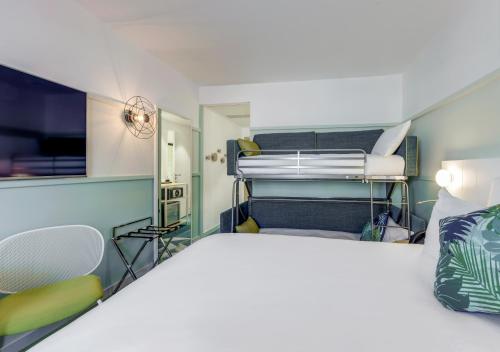 Habitación Doble Familiar Clásica con 2 literas del hotel Mercure Orly Airport. Foto 6