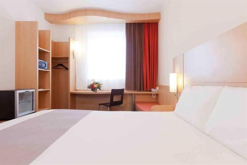 Habitación estándar para huéspedes con discapacidad, con 1 cama doble del hotel Ibis Bata. Foto 2
