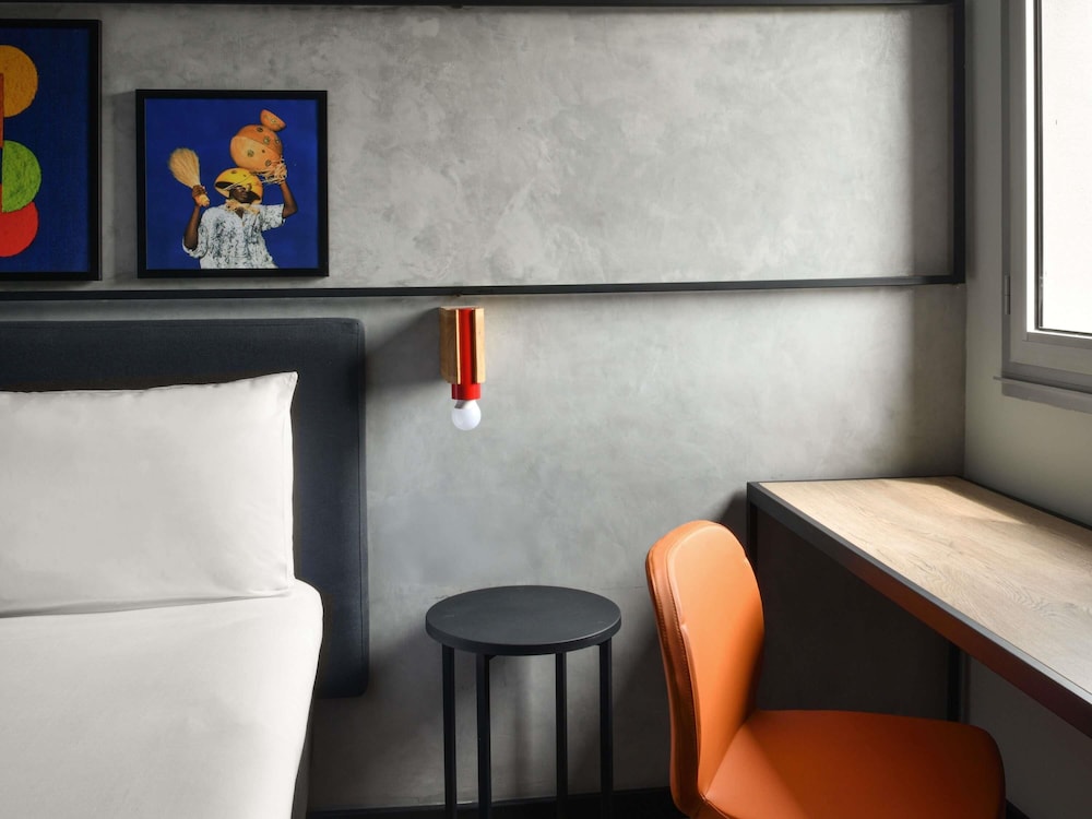 Habitación estándar, recientemente renovada con 1 cama doble del hotel Ibis Styles Abidjan Plateau. Foto 1