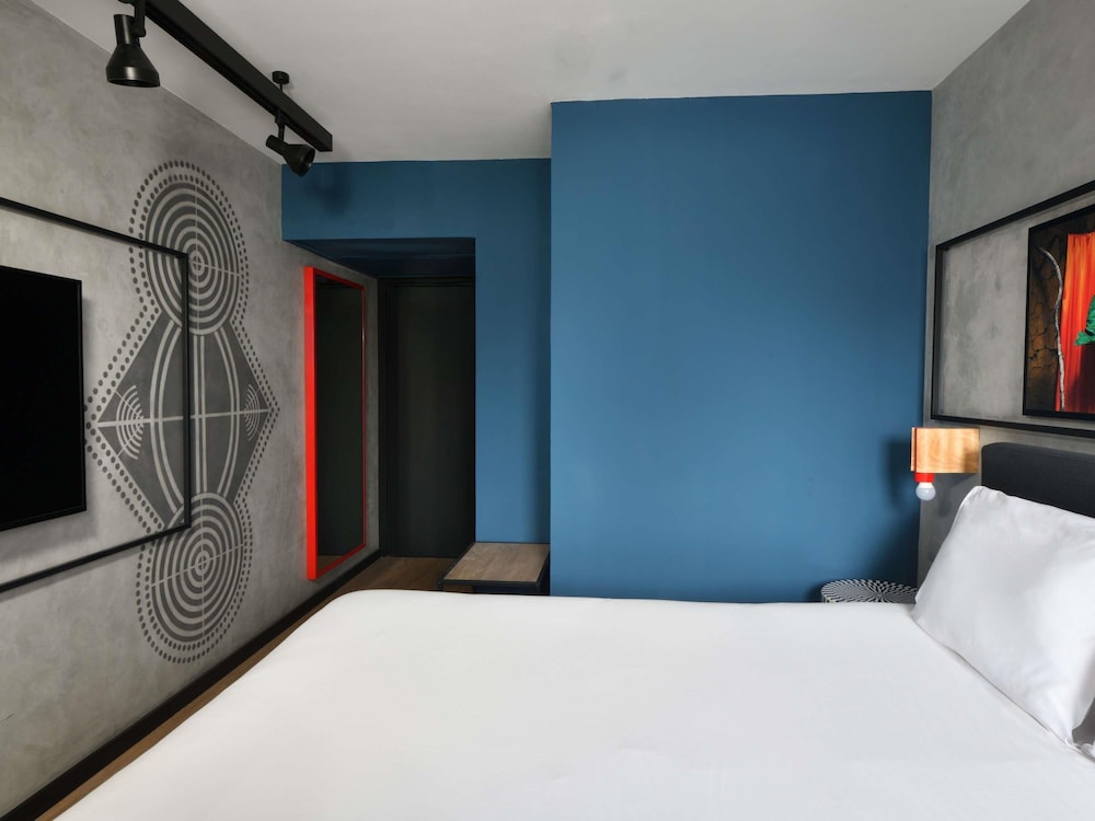 Habitación estándar, recientemente renovada con 1 cama doble del hotel Ibis Styles Abidjan Plateau. Foto 2
