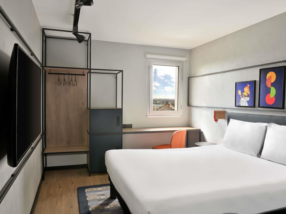 Habitación estándar, recientemente renovada con 1 cama doble del hotel Ibis Styles Abidjan Plateau. Foto 3
