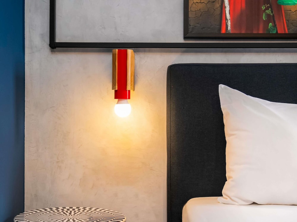 Habitación estándar, recientemente renovada con 1 cama doble del hotel Ibis Styles Abidjan Plateau. Foto 4