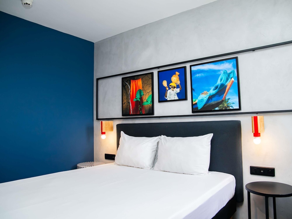 Habitación estándar, recientemente renovada con 1 cama doble del hotel Ibis Styles Abidjan Plateau. Foto 5