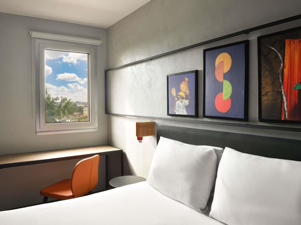 Habitación estándar, recientemente renovada con 1 cama doble del hotel Ibis Styles Abidjan Plateau. Foto 6
