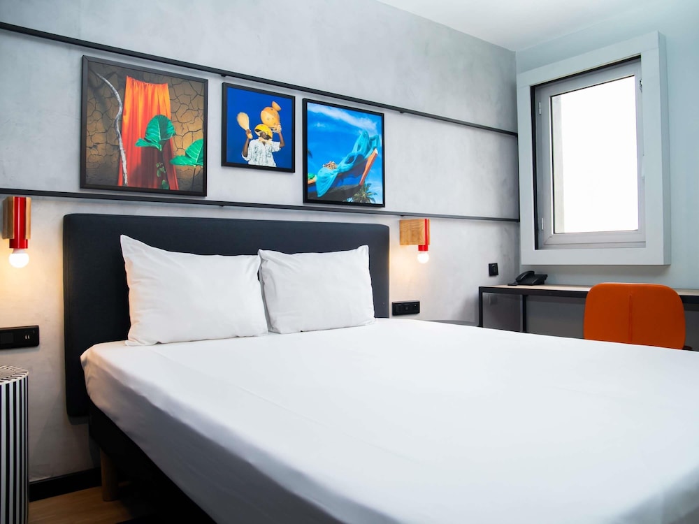 Habitación estándar, recientemente renovada con 1 cama doble del hotel Ibis Styles Abidjan Plateau. Foto 7