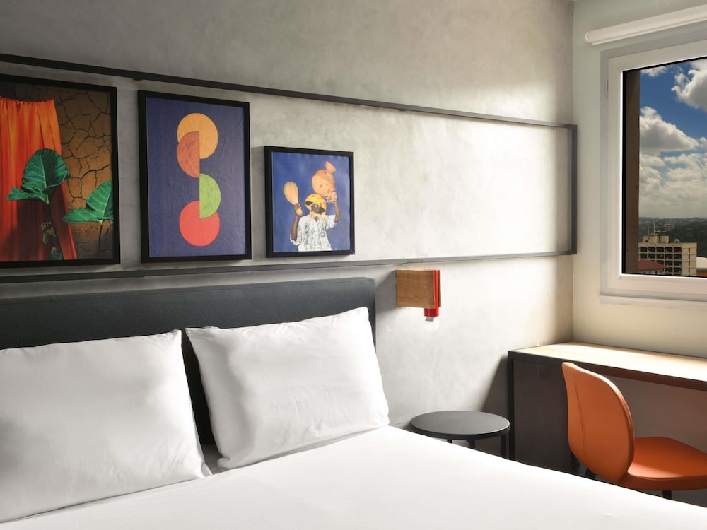 Habitación estándar, recientemente renovada con 1 cama doble del hotel Ibis Styles Abidjan Plateau. Foto 8