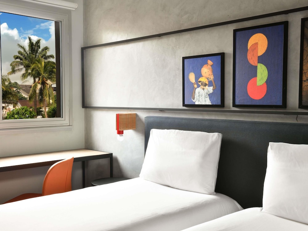 Habitación estándar, recientemente renovada con 2 camas individuales del hotel Ibis Styles Abidjan Plateau. Foto 2