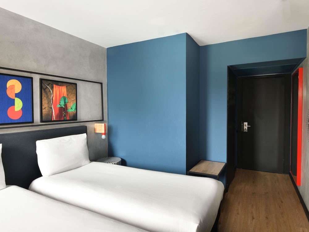 Habitación estándar, recientemente renovada con 2 camas individuales del hotel Ibis Styles Abidjan Plateau. Foto 3