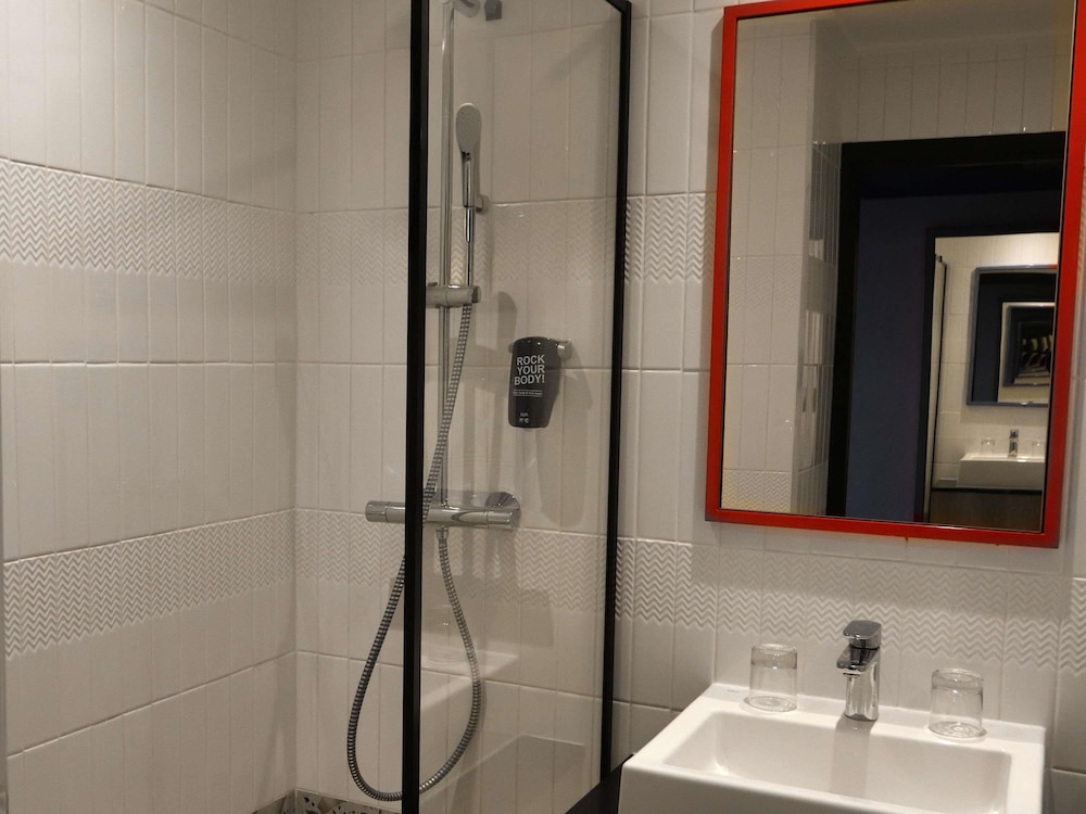 Habitación estándar, recientemente renovada con 2 camas individuales del hotel Ibis Styles Abidjan Plateau. Foto 5