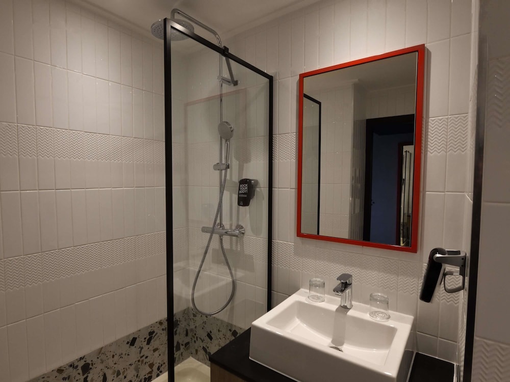 Habitación estándar, recientemente renovada con 2 camas individuales del hotel Ibis Styles Abidjan Plateau. Foto 6