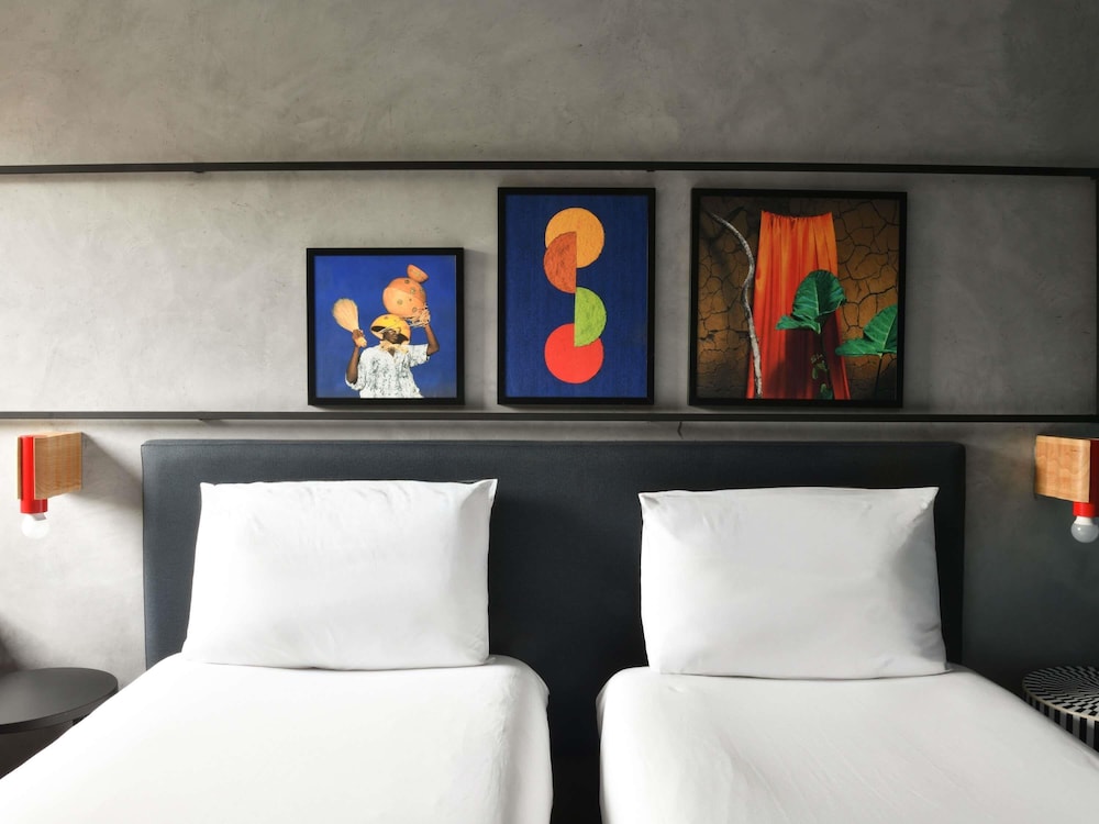Habitación estándar, recientemente renovada con 2 camas individuales del hotel Ibis Styles Abidjan Plateau. Foto 7