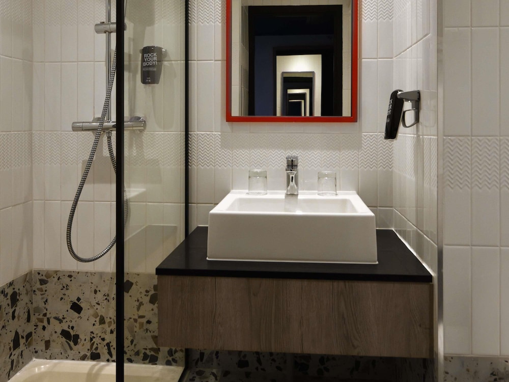 Habitación estándar, recientemente renovada con 2 camas individuales del hotel Ibis Styles Abidjan Plateau. Foto 8