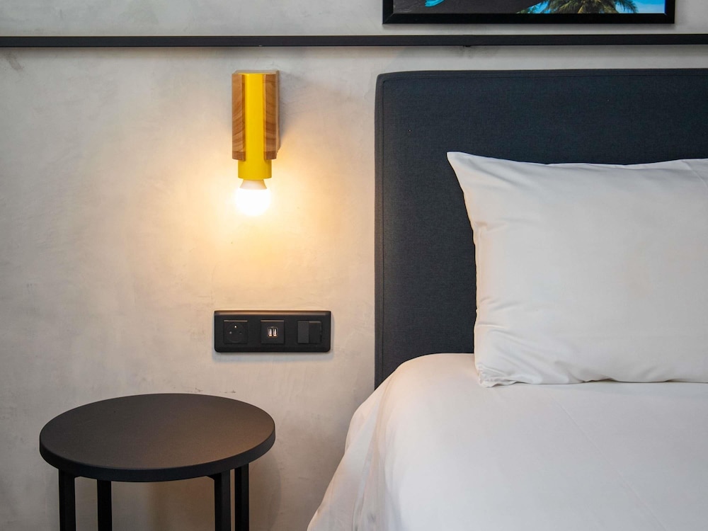 Habitación estándar, recientemente renovada con 2 camas individuales del hotel Ibis Styles Abidjan Plateau. Foto 10