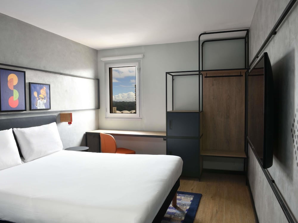 Habitación estándar, recientemente renovada con 1 cama doble del hotel Ibis Styles Abidjan Plateau. Foto 9