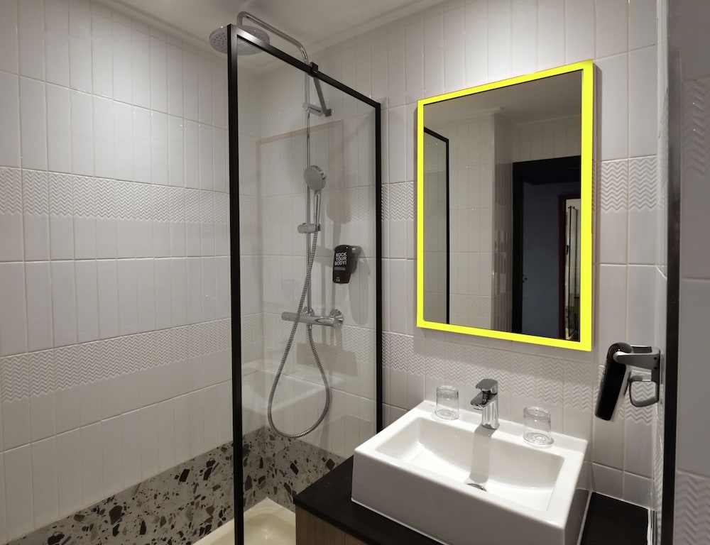 Habitación estándar, recientemente renovada con 1 cama doble del hotel Ibis Styles Abidjan Plateau. Foto 10