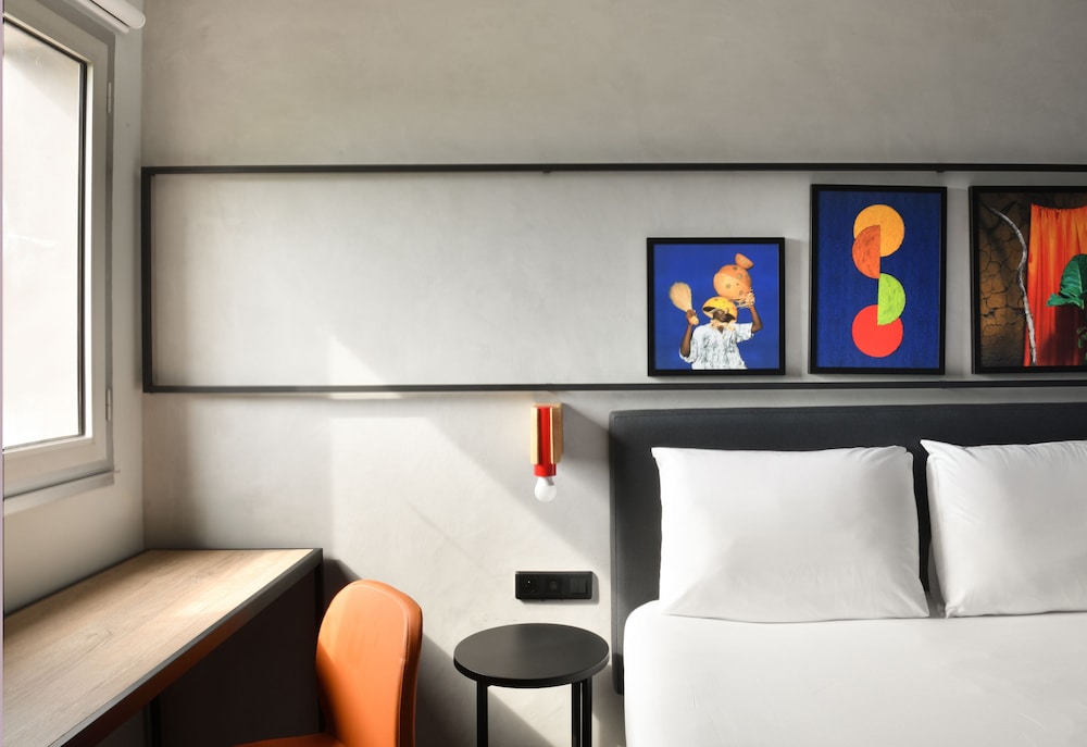 Habitación estándar, recientemente renovada con 1 cama doble del hotel Ibis Styles Abidjan Plateau. Foto 11