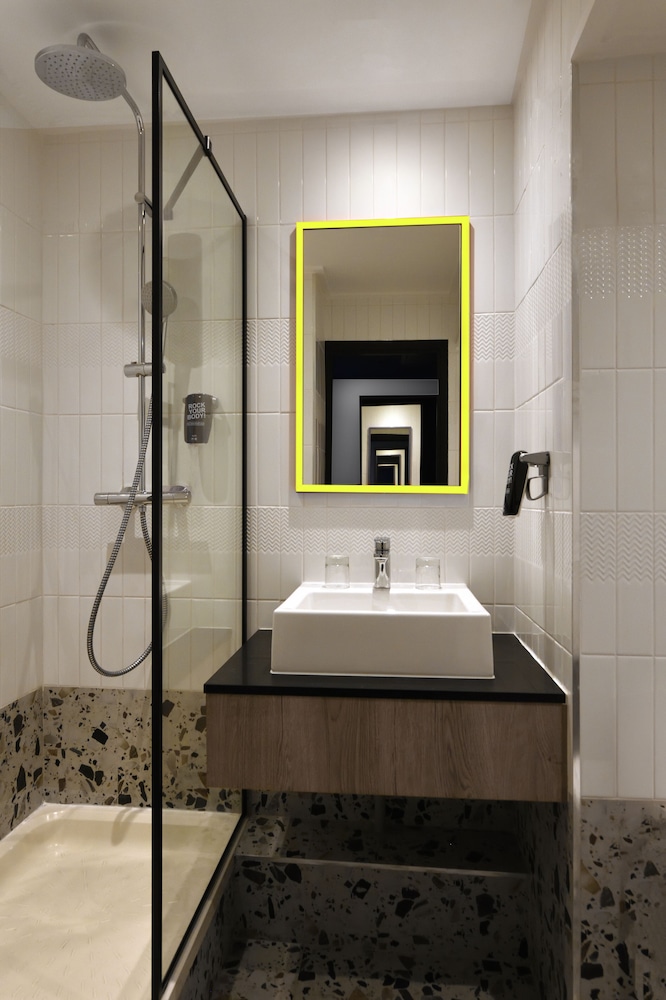 Habitación estándar, recientemente renovada con 2 camas individuales del hotel Ibis Styles Abidjan Plateau. Foto 11
