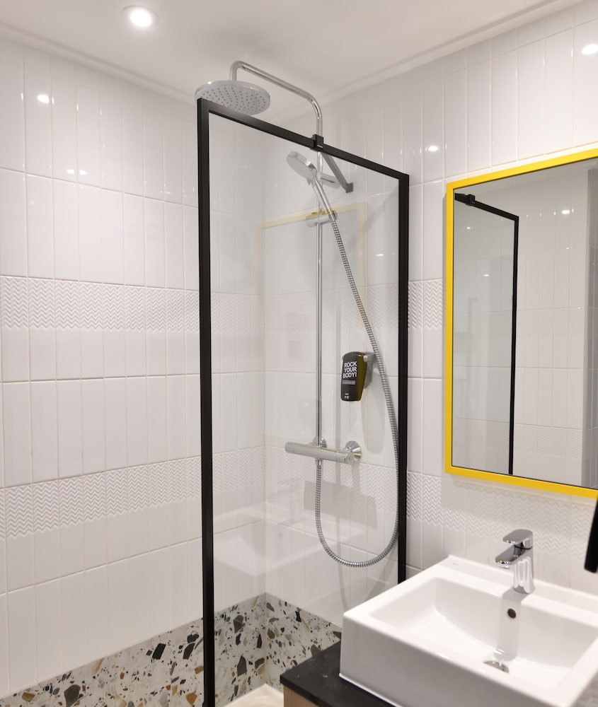 Habitación estándar, recientemente renovada con 2 camas individuales del hotel Ibis Styles Abidjan Plateau. Foto 13