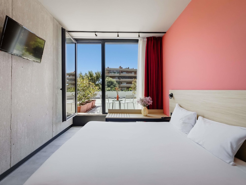 Habitación superior con balcón y cama doble del hotel Ibis Styles Roma Aurelia