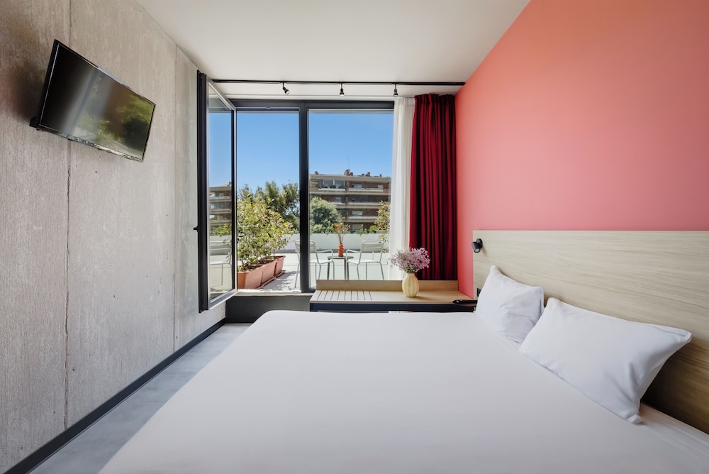 Habitación superior con balcón y cama doble del hotel Ibis Styles Roma Aurelia. Foto 1