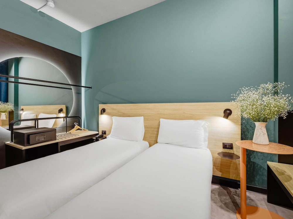 Habitación superior con balcón y cama doble del hotel Ibis Styles Roma Aurelia. Foto 2