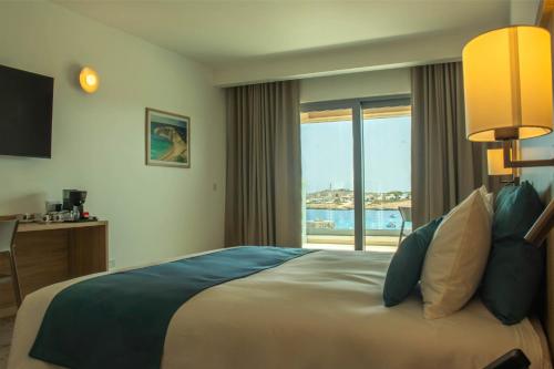 Habitación Doble Deluxe con vistas al mar - 1 o 2 camas del hotel Ramla Bay Resort. Foto 5
