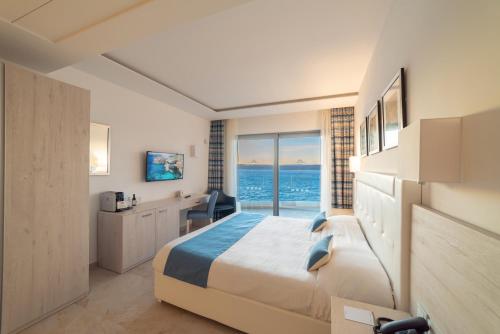 Suite con balcón del hotel Ramla Bay Resort. Foto 1
