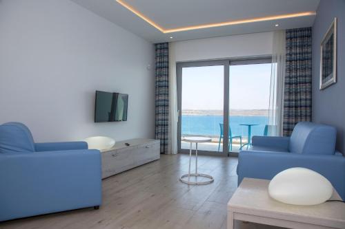 Suite con balcón del hotel Ramla Bay Resort. Foto 4