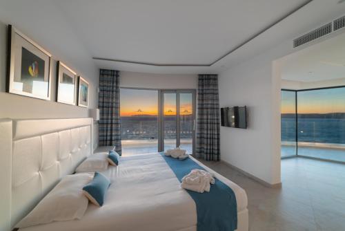 Suite con balcón del hotel Ramla Bay Resort. Foto 5