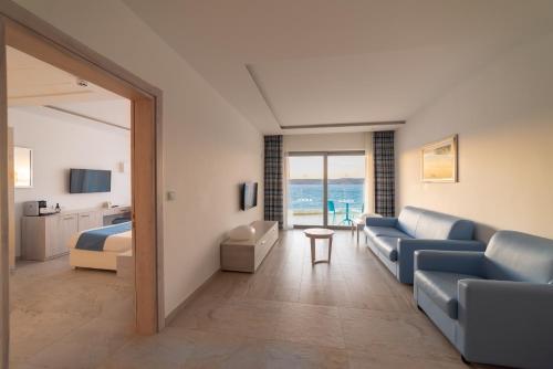 Suite con balcón del hotel Ramla Bay Resort. Foto 6