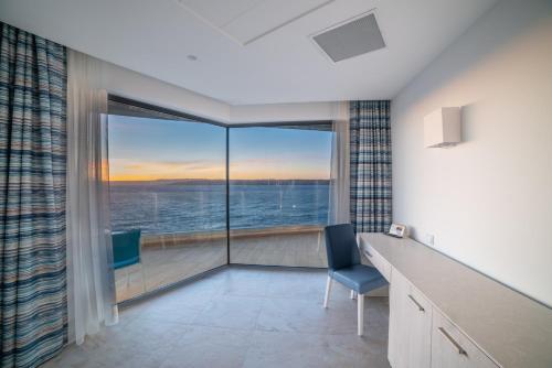Suite Junior con vistas al mar del hotel Ramla Bay Resort