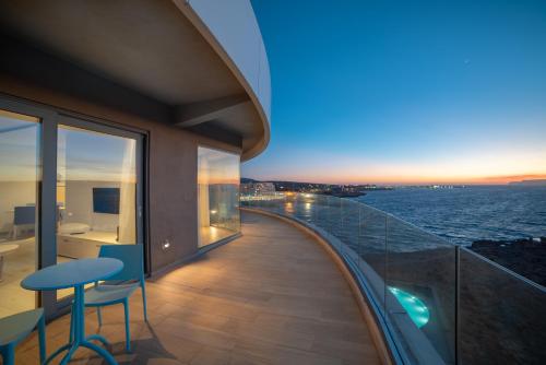 Suite Junior con vistas al mar del hotel Ramla Bay Resort. Foto 1