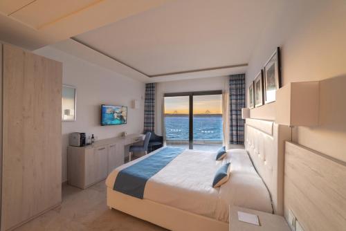 Habitación Deluxe con vistas panorámicas al mar del hotel Ramla Bay Resort. Foto 1