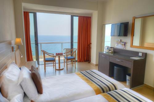 Habitación Doble con vistas al mar - 2 camas del hotel The Preluna. Foto 1