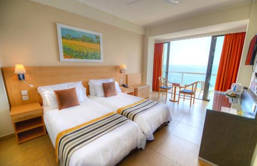Habitación Doble con vistas al mar - 2 camas del hotel The Preluna. Foto 2