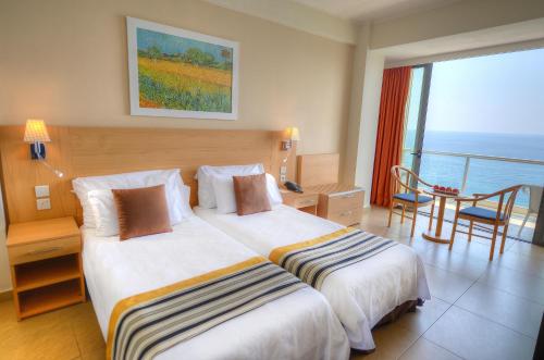 Habitación Doble con vistas al mar - 2 camas del hotel The Preluna. Foto 3