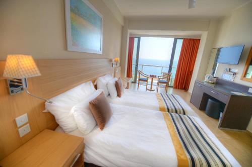 Habitación Doble con vistas al mar - 2 camas del hotel The Preluna. Foto 4