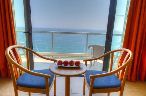 Habitación Doble con vistas al mar - 2 camas del hotel The Preluna. Foto 6