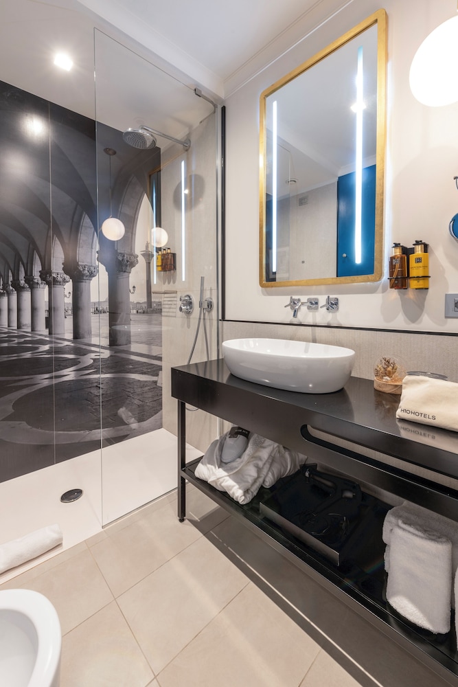 Habitación Superior del hotel H10 Palazzo Canova. Foto 4