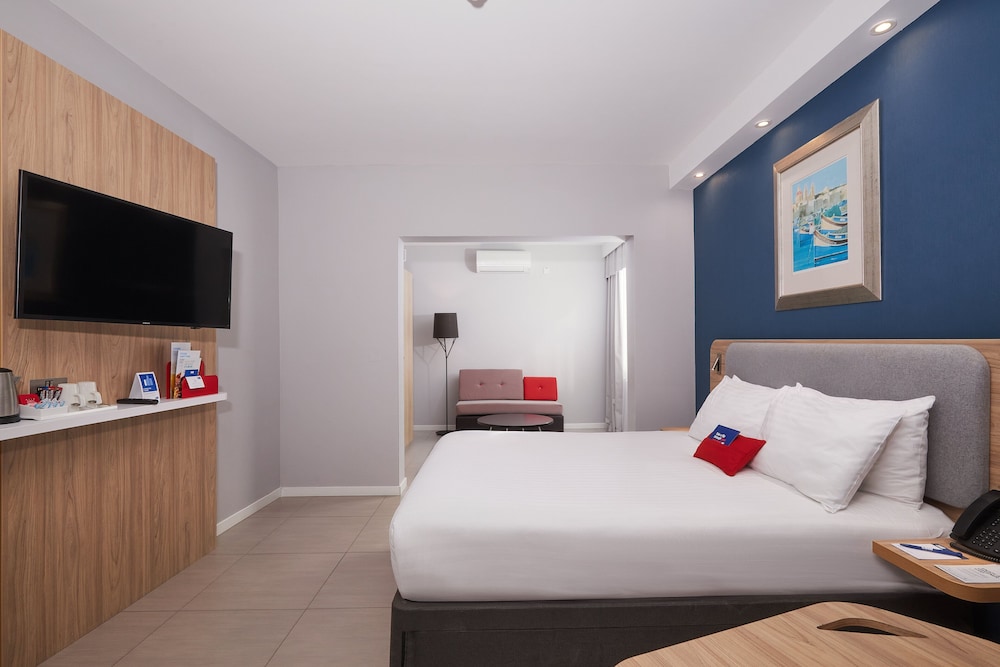 Suite, 1 cama doble con sofá cama (Free Breakfast and Pool Access) del hotel Holiday Inn Express Malta, An Ihg