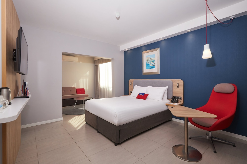 Suite, 1 cama doble con sofá cama (Free Breakfast and Pool Access) del hotel Holiday Inn Express Malta, An Ihg. Foto 3