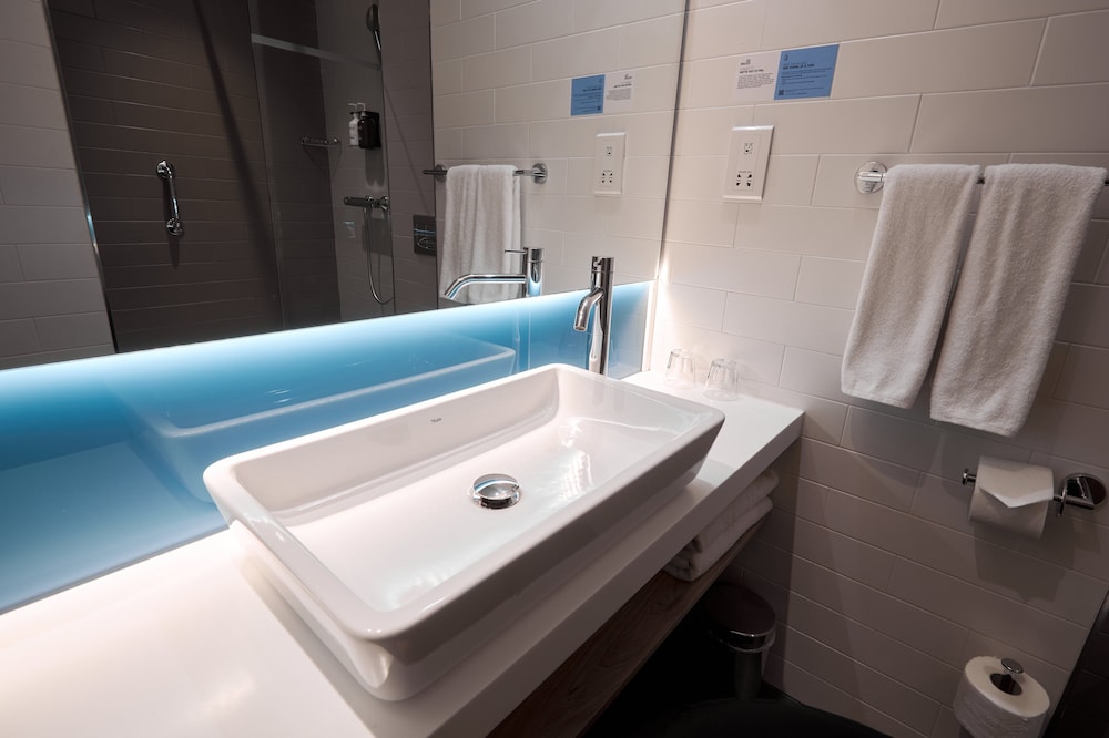 Suite, 1 cama doble con sofá cama (Free Breakfast and Pool Access) del hotel Holiday Inn Express Malta, An Ihg. Foto 12