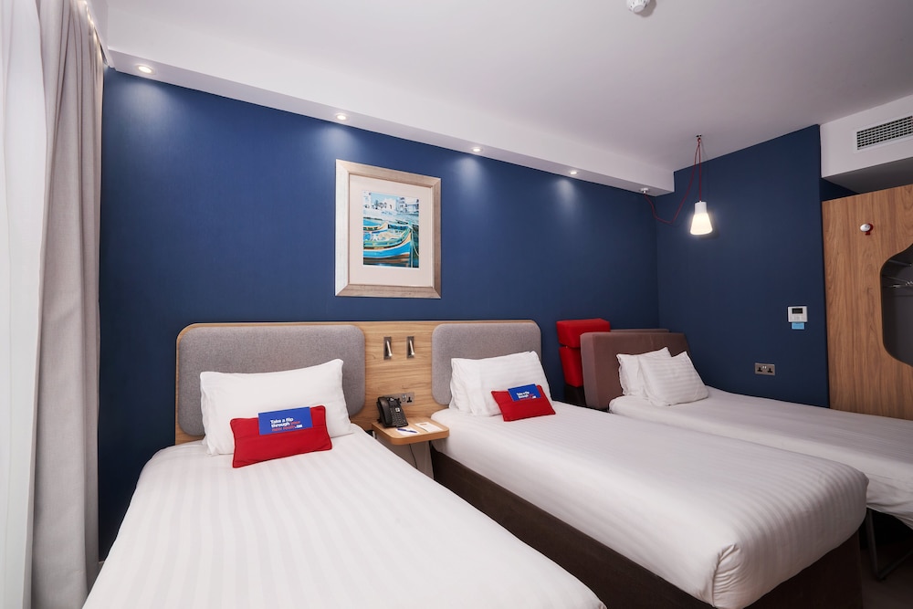 Standard Room, 2 single beds with Sofabed, Balcony (Free Breakfast) del hotel Holiday Inn Express Malta, An Ihg. Foto 5