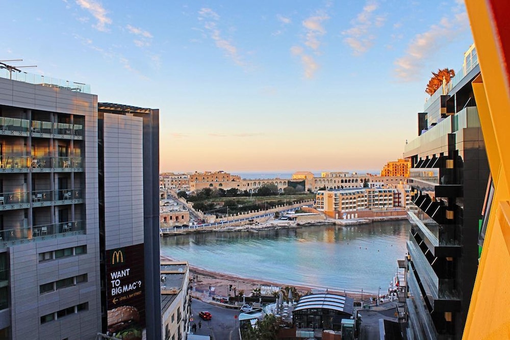 Standard Room, 2 single beds with Sofabed, Balcony (Free Breakfast) del hotel Holiday Inn Express Malta, An Ihg. Foto 13
