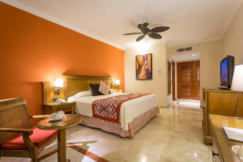 Deluxe con vistas al jardín del hotel Grand Palladium Colonial Resort and Spa All Inclusive. Foto 4