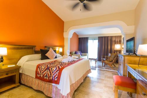 Suite Junior con vistas al jardín del hotel Grand Palladium Colonial Resort and Spa All Inclusive. Foto 1