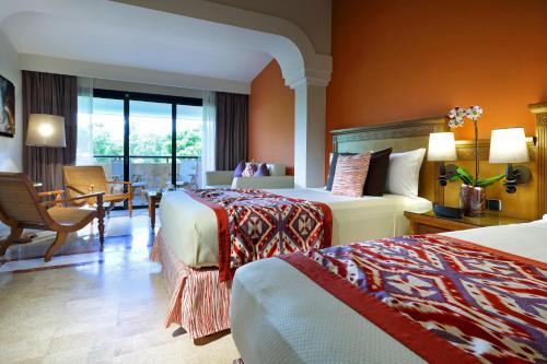 Suite Junior con vistas al jardín del hotel Grand Palladium Colonial Resort and Spa All Inclusive. Foto 4